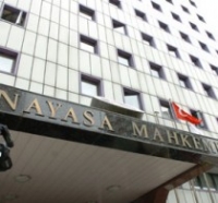 Anayasa Mahkemesi, &lsquo;Askerlikle ilgisi olmayan su&ccedil;lara askeri mahkemeler bakar&rsquo; h&uuml;km&uuml;n&uuml; iptal etti &ldquo;Askerlikle ilgisi olmayan su&ccedil;lara askeri mahkemeler bakar&rdquo; h&uuml;km&uuml; iptal edildi. Anayasa Mahkemesi, askerlerin askeri yerlerde işlediği fakat askeri su&ccedil; 