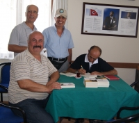 Sami Başkaya Prangalı D&uuml;şler adlı kitabını imzaladı